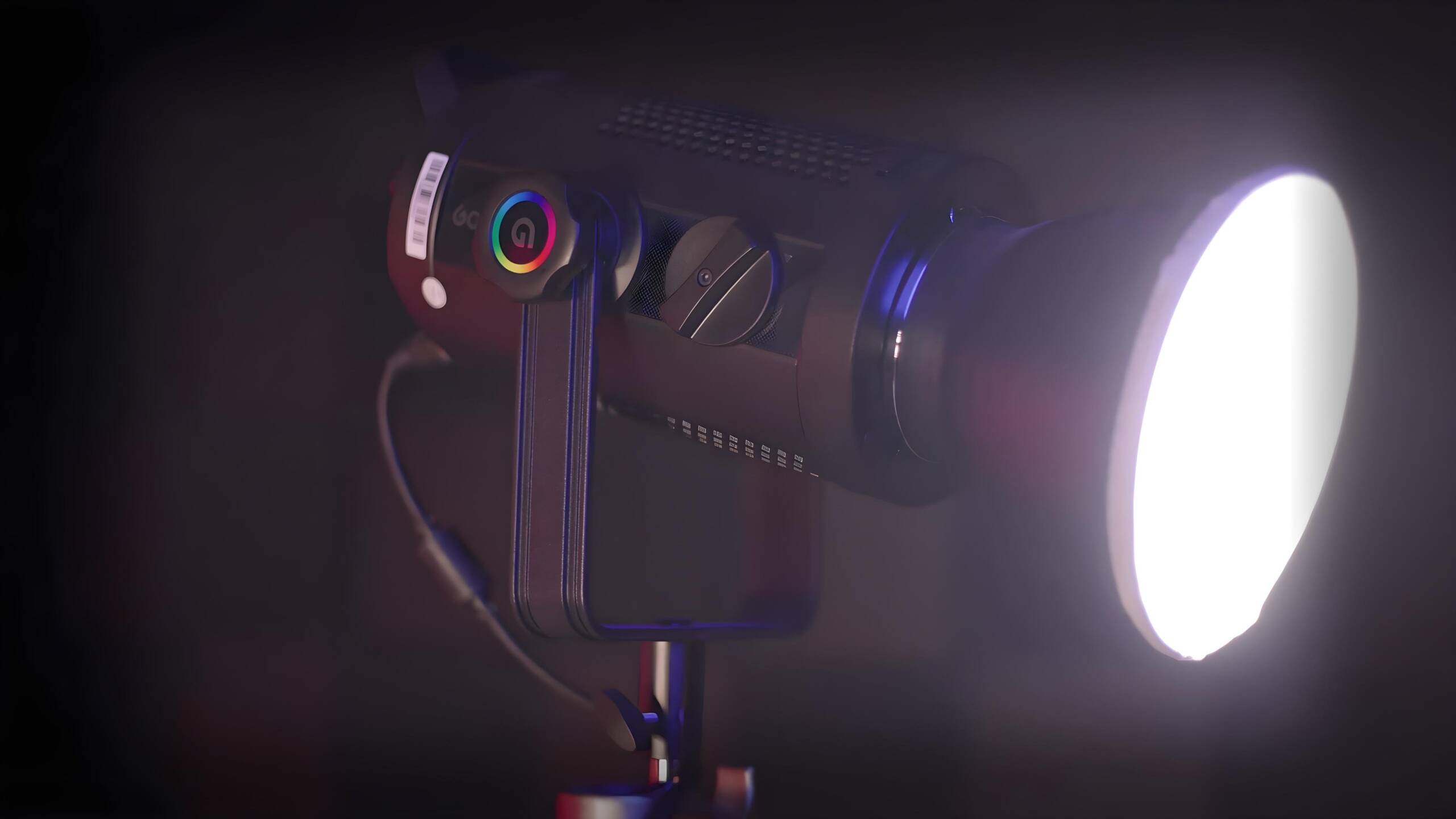 Foco LED RGB profesional encendido en estudio de grabación.